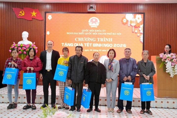Đoàn ĐBQH Thành phố Hà Nội tặng quà Tết 2026 tại Sơn Tây, Tùng Thiện, Đoài Phương