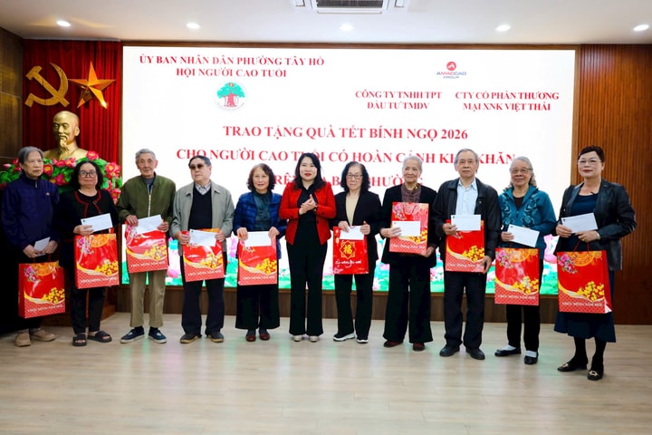 Hội NCT phường Tây Hồ trao tặng quà cho hội viên có hoàn cảnh khó khăn