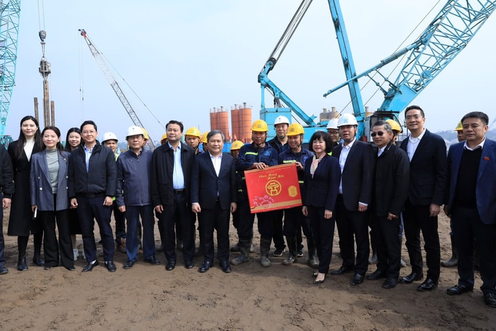 Chủ tịch UBND TP Hà Nội Vũ Đại Thắng thăm, chúc Tết các đơn vị làm nhiệm vụ xuyên Tết