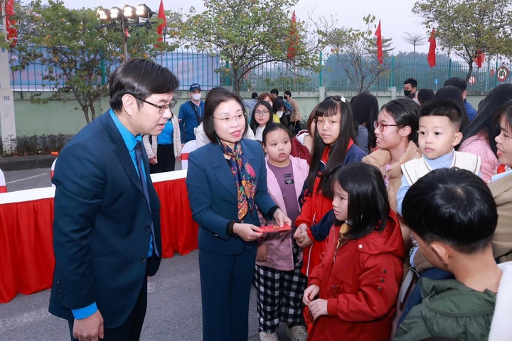 Liên đoàn lao động thành phố Hà Nội tổ chức 26 chuyến xe đưa 1.200 công nhân về quê đón Tết