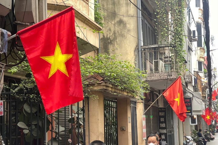 Hà Nội treo cờ Tổ quốc chào mừng Tết Nguyên đán Bính Ngọ năm 2026