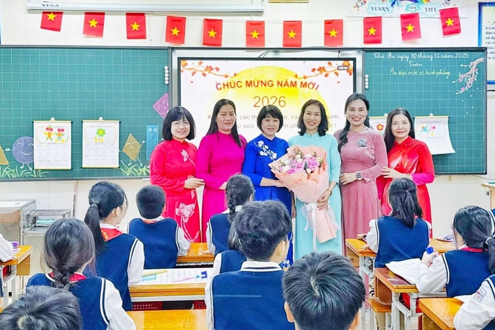 Hà Nội chi 35 tỷ đồng thưởng cho giáo viên ngày cận Tết