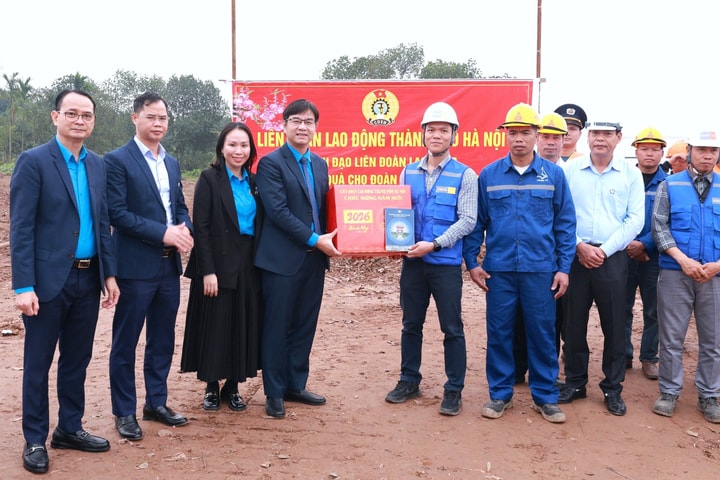 Công đoàn Thủ đô tiếp thêm tinh thần cho những công nhân làm việc xuyên Tết