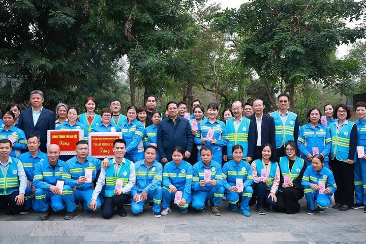 Thủ tướng Phạm Minh Chính thăm hỏi, tặng quà công nhân vệ sinh môi trường ứng trực Tết Bính Ngọ trên địa bàn Hà Nội