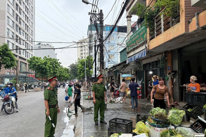 Phường Cầu Giấy thực hiện các giải pháp điểm nghẽn “ùn tắc giao thông”