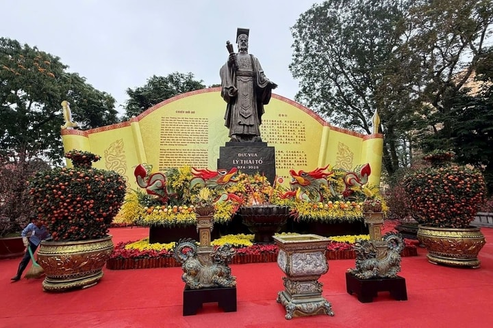 Du khách nô nức check-in “Không gian hoa xuân Lý Thái Tổ” ngày đầu mở cửa