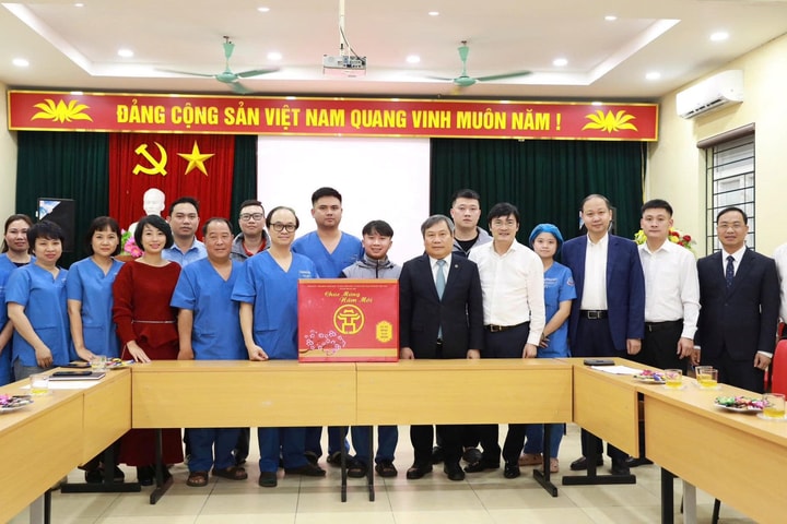 Chủ tịch UBND Thành phố Hà Nội thăm, động viên các đơn vị làm việc xuyên Tết Bính Ngọ