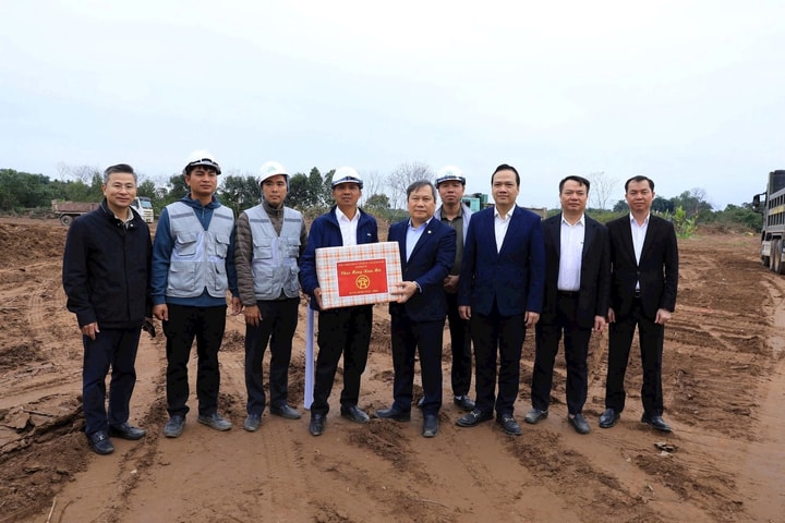 Đồng chí Vũ Đại Thắng kiểm tra, chúc Tết tại một số công trường thi công dự án chống úng ngập