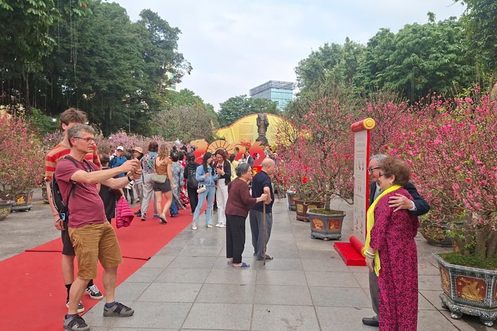 Hà Nội đón hơn nửa triệu khách trong 5 ngày đầu nghỉ Tết Nguyên đán