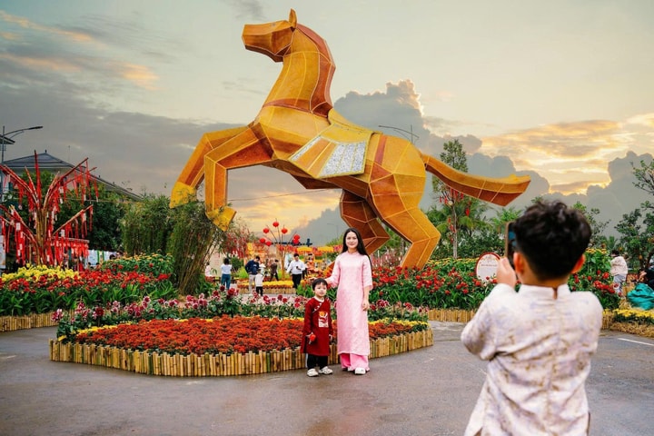 Hà Nội "bội thu" khách du lịch dịp nghỉ Tết Nguyên đán Bính Ngọ