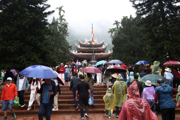 Đông đảo nhân dân, du khách dự Khai hội chùa Hương 2026