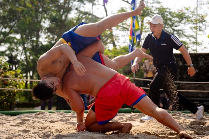 Nam, nữ tranh tài trong hội vật truyền thống làng Thủ Lễ ở Huế