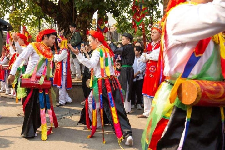 "Con đĩ đánh bồng": Điệu múa đặc sắc tại hội làng Triều Khúc