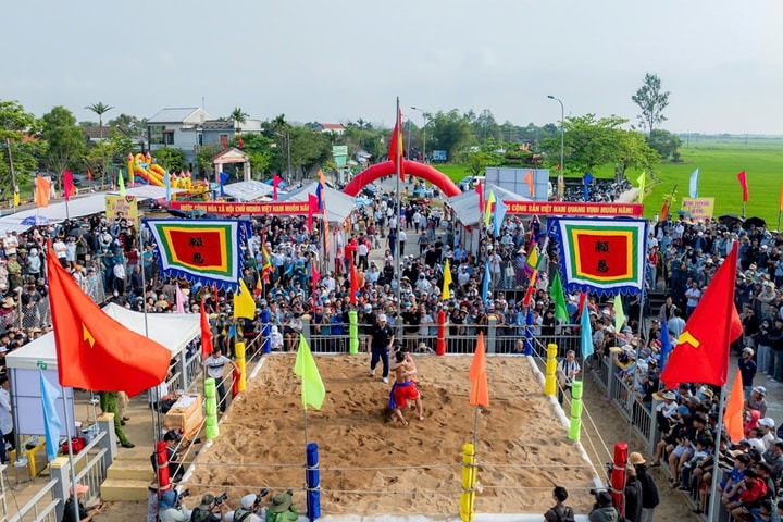 “Lấm lưng, trắng bụng” trong Lễ hội truyền thống vật làng Sình