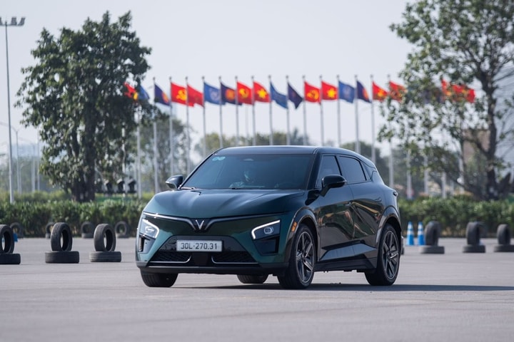 Mua VinFast VF 7 lúc này, hưởng trọn bộ ba ưu đãi: Lãi suất cố định, 0 đồng vốn đối ứng, sạc miễn phí 3 năm