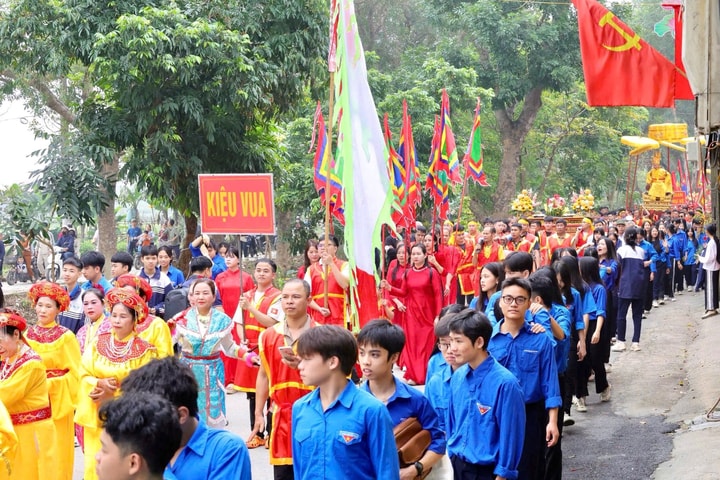 Đặc sắc nghi lễ rước "vua, chúa sống" tại lễ hội Đền Sái