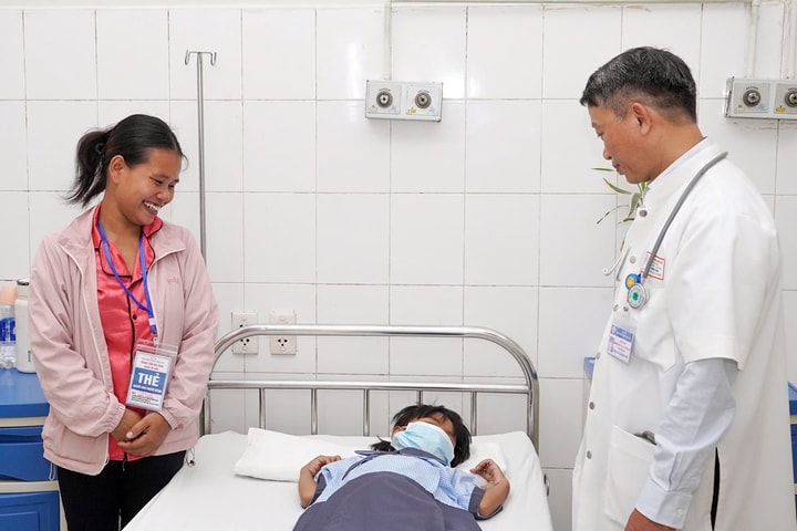 Cứu sống bé gái 7 tuổi bị rắn cạp nia cắn liệt tứ chi, nguy kịch