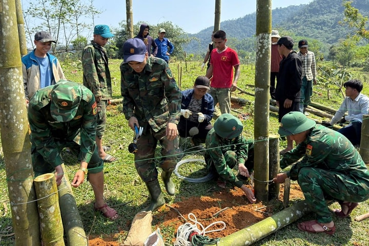 Bộ đội Biên phòng Quảng Trị dựng nhà tạm, bàn giao “Mái ấm biên cương” cho người dân ổn định cuộc sống