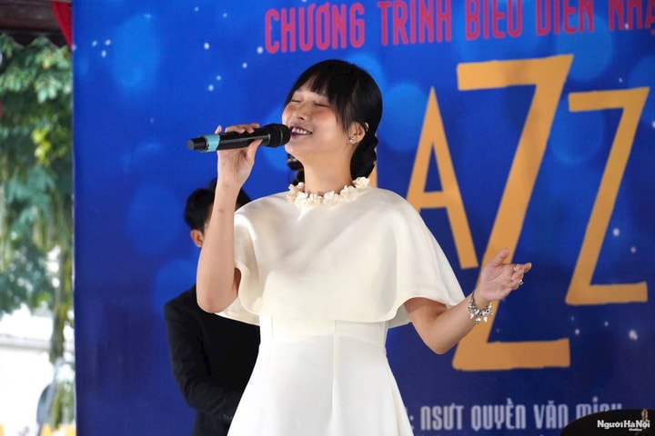 Một buổi chiều nhiều cảm xúc cùng những thanh âm Jazz bên hồ Gươm dịp lễ 8/3
