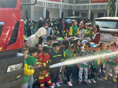 Trải nghiệm thực hành chữa cháy và cứu nạn, cứu hộ, bài học kỹ năng sống bổ ích cho các bé mầm non