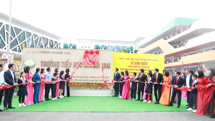 Gắn biển công trình Trường Tiểu học Hoàng Mai chào mừng bầu cử ĐBQH và HĐND các cấp