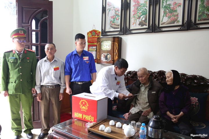 Theo chân Tổ bầu cử Trung Giã đưa hòm phiếu lưu động đến với những cử tri yếu thế