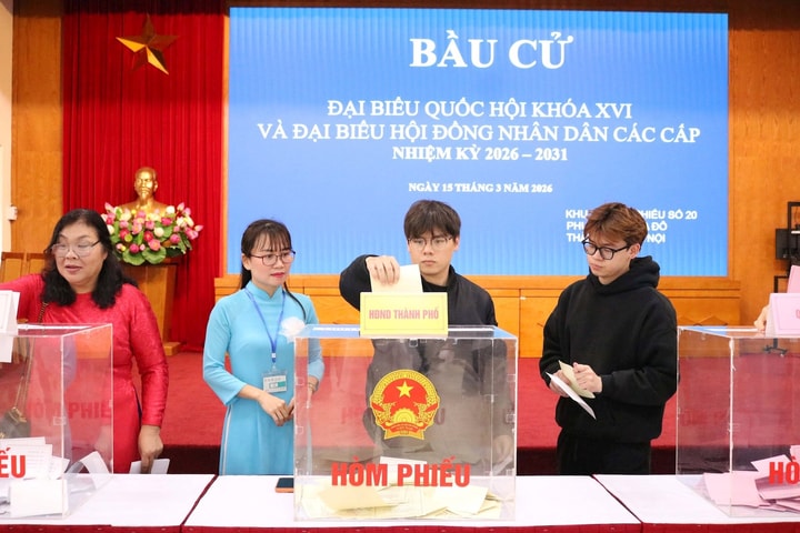 Cử tri phường Nghĩa Đô nô nức tới các khu vực bỏ phiếu, thực hiện quyền và nghĩa vụ công dân