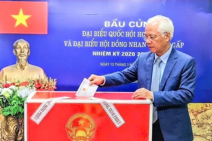 Người cao tuổi Hà Nội: gửi gắm niềm tin qua từng lá phiếu