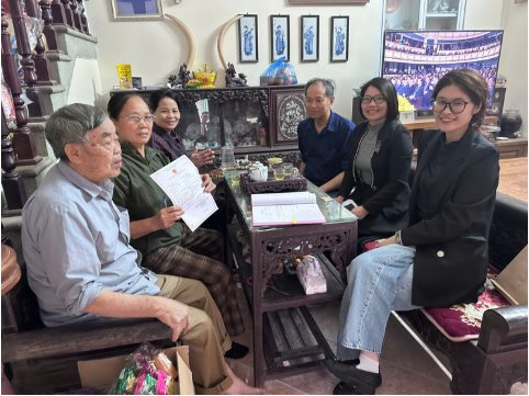 Phường Phú Lương: Cán bộ tới tận nhà hỗ trợ công dân cao tuổi hoàn thiện thủ tục hành chính