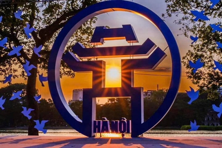 Tặng Kỷ niệm chương “Vì sự nghiệp xây dựng, bảo vệ và phát triển Thủ đô Hà Nội” cho 3 cá nhân