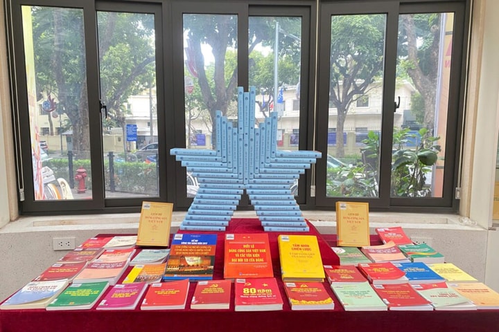 Trưng bày sách, báo “Sáng mãi niềm tin theo Đảng”