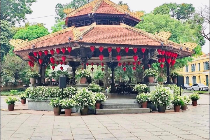 Hàng nghìn bông hoa loa kèn “đánh thức” không gian Nhà Bát Giác trước giờ G Live Concert “Hà Nội bình yên”