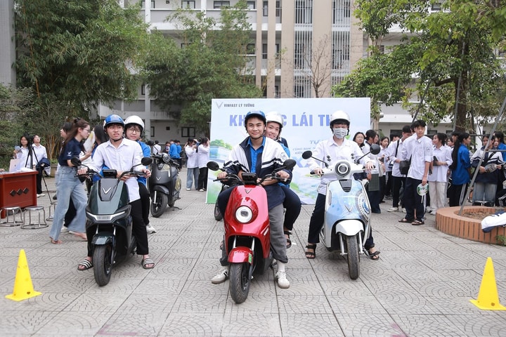 Chuỗi sự kiện “Phủ xanh trường học 2026”: Học sinh Hà Nội trải nghiệm xe điện VinFast, lan tỏa thông điệp sống xanh