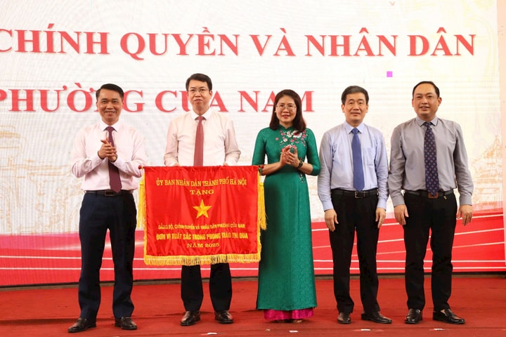Phường Cửa Nam nhận Cờ đơn vị xuất sắc phong trào thi đua thành phố Hà Nội năm 2025