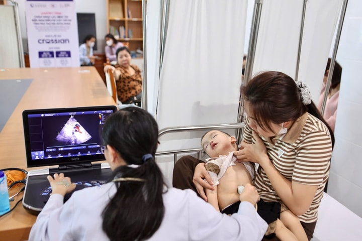 Bệnh viện Tim Hà Nội: Khám sàng lọc bệnh tim bẩm sinh miễn phí cho trẻ em tại Phú Thọ