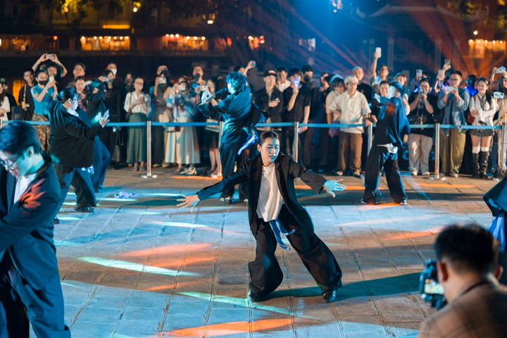 Kể câu chuyện biến đổi khí hậu qua vũ đạo “Nước' tại Văn Miếu”