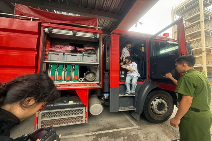 Tuyên truyền, trải nghiệm thực hành chữa cháy, cứu nạn, cứu hộ cho hơn 200 học sinh trường Tiểu học Kim Giang, trường Tiểu học - THCS Hà Nội