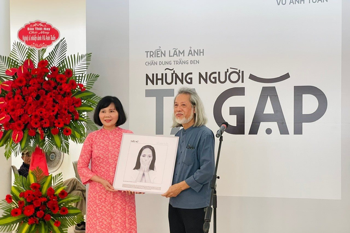 Triển lãm “Những người ta gặp”: Lưu giữ ký ức qua những khuôn hình