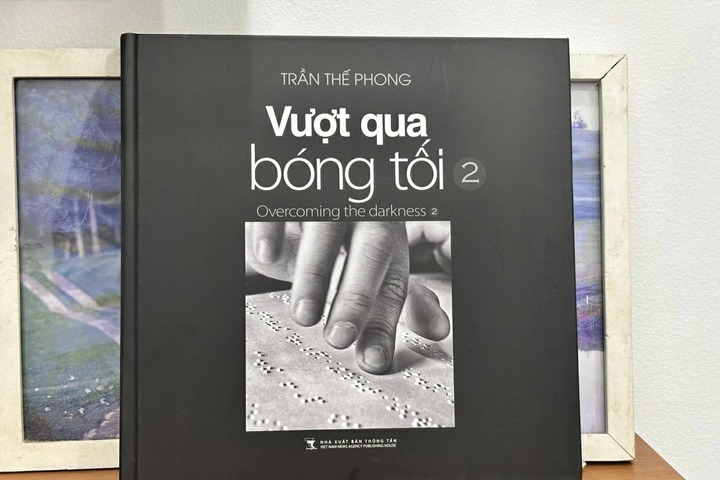 Nhiếp ảnh gia Trần Thế Phong ra mắt sách ảnh về nghị lực của học sinh khiếm thị