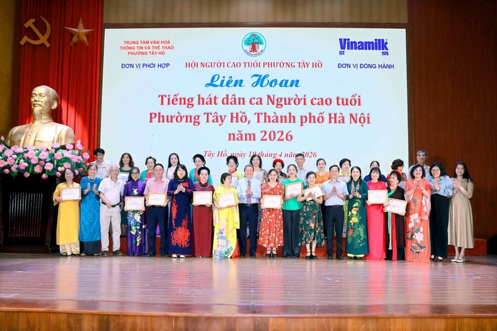 Sôi nổi Liên hoan Tiếng hát dân ca Người cao tuổi phường Tây Hồ năm 2026