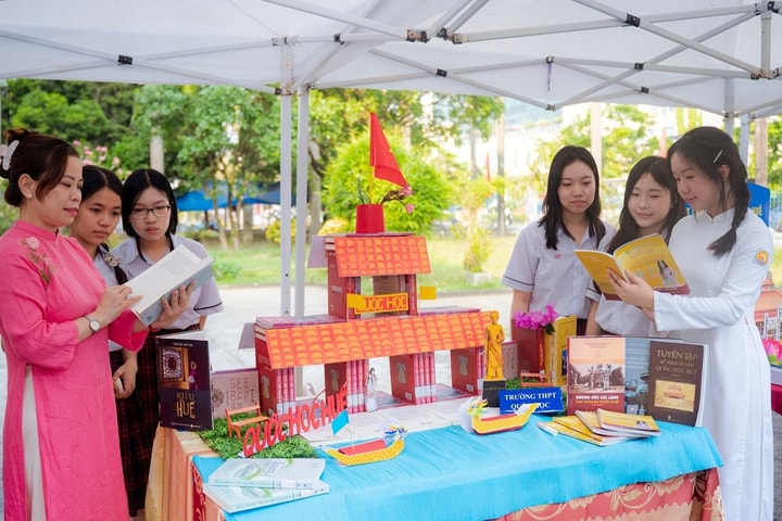 Chiêm ngưỡng các mô hình trưng bày “Sách với di sản Huế”