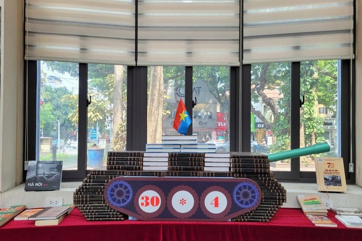 Trưng bày sách, báo với chủ đề: “Việt Nam – Vang mãi những chiến công”