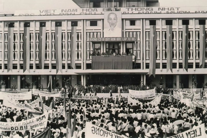 Triển lãm ảnh tư liệu “Âm vang ngày mới” tại Hoàng Thành Thăng Long