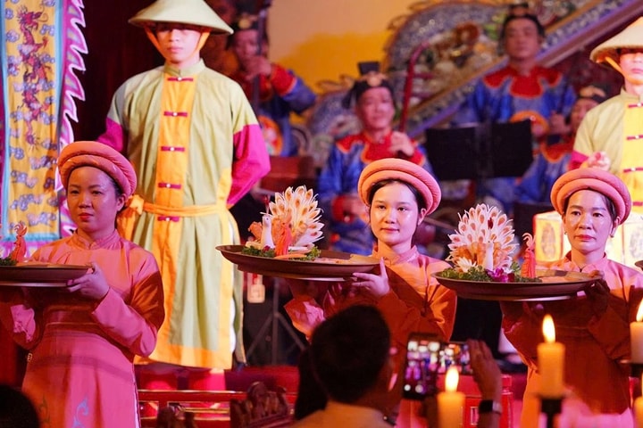 Du khách ngược dòng thời gian, trải nghiệm yến tiệc vàng son “Dạ yến Hoàng cung”