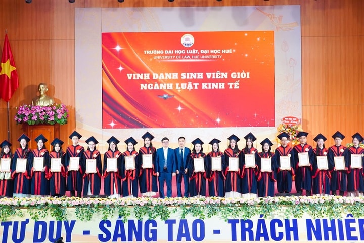 Hơn 800 sinh viên của Đại học Luật Huế được đạo tạo song ngữ Việt - Anh tốt nghiệp