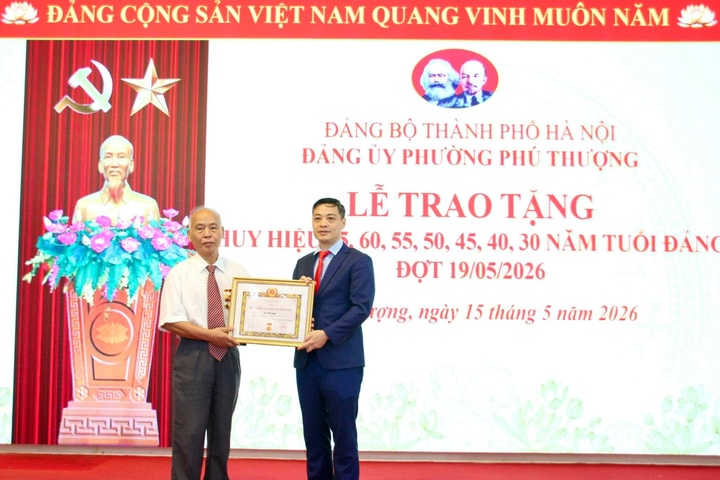 42 đảng viên phường Phú Thượng được trao tặng Huy hiệu Đảng
