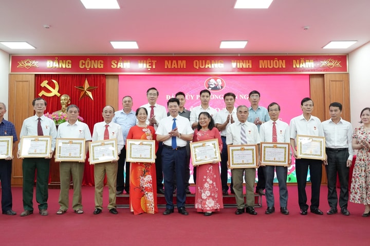 Phường Yên Nghĩa trao Huy hiệu Đảng dịp 19/5 tới các đảng viên lão thành