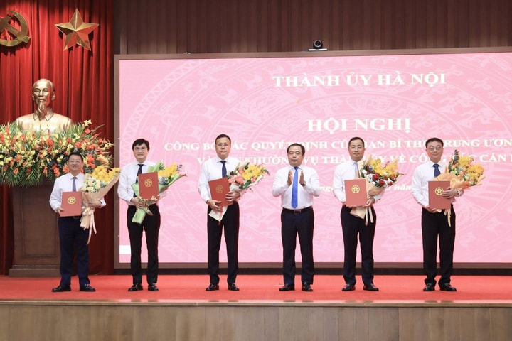 Công bố các quyết định của Ban Bí thư Trung ương Đảng và Ban Thường vụ Thành ủy Hà Nội về công tác cán bộ