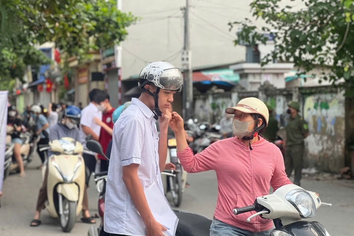 Gần 125.000 thí sinh Hà Nội bước vào ngày thi đầu tiên kỳ thi lớp 10