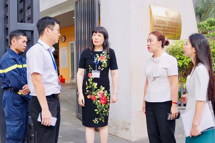 Trưởng Ban Chỉ đạo thi phường Cửa Nam động viên thí sinh, kiểm tra công tác tổ chức trong buổi thi đầu tiên vào lớp 10 THPT